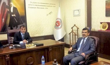 Kızılcahamam Adliyesi’nde yeni göreve başlayan Cumhuriyet Başsavcısı Vural Eker’e Kızılcahamam Merkez Müdürü Ali TURANÇİFTCİ hayırlı olsun ziyaretinde bulundu.