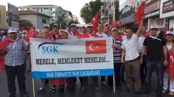 Ülkemizin dört bir yanında sosyal güvenlik merkez müdürlerimiz ikinci görev yerleri olan meydanlarda istiklal ve demokrasi nöbeti tutmaya devam ediyor